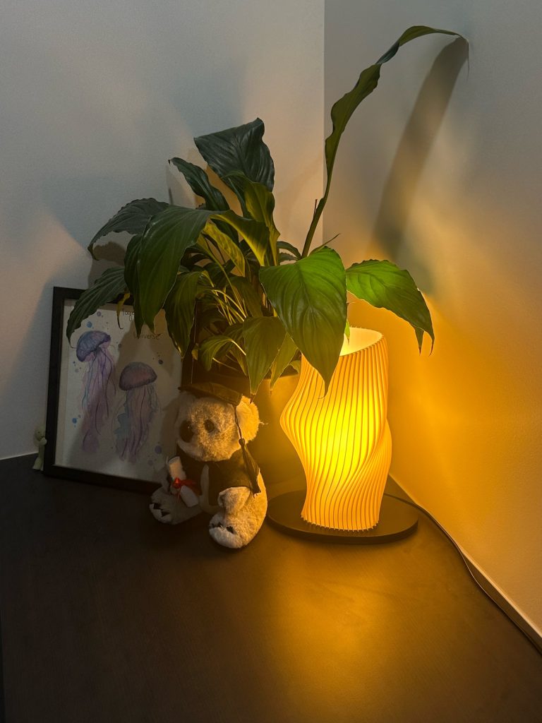 چراغ خواب دکوری Three Body Lamp با طراحی موجی آینده‌نگر