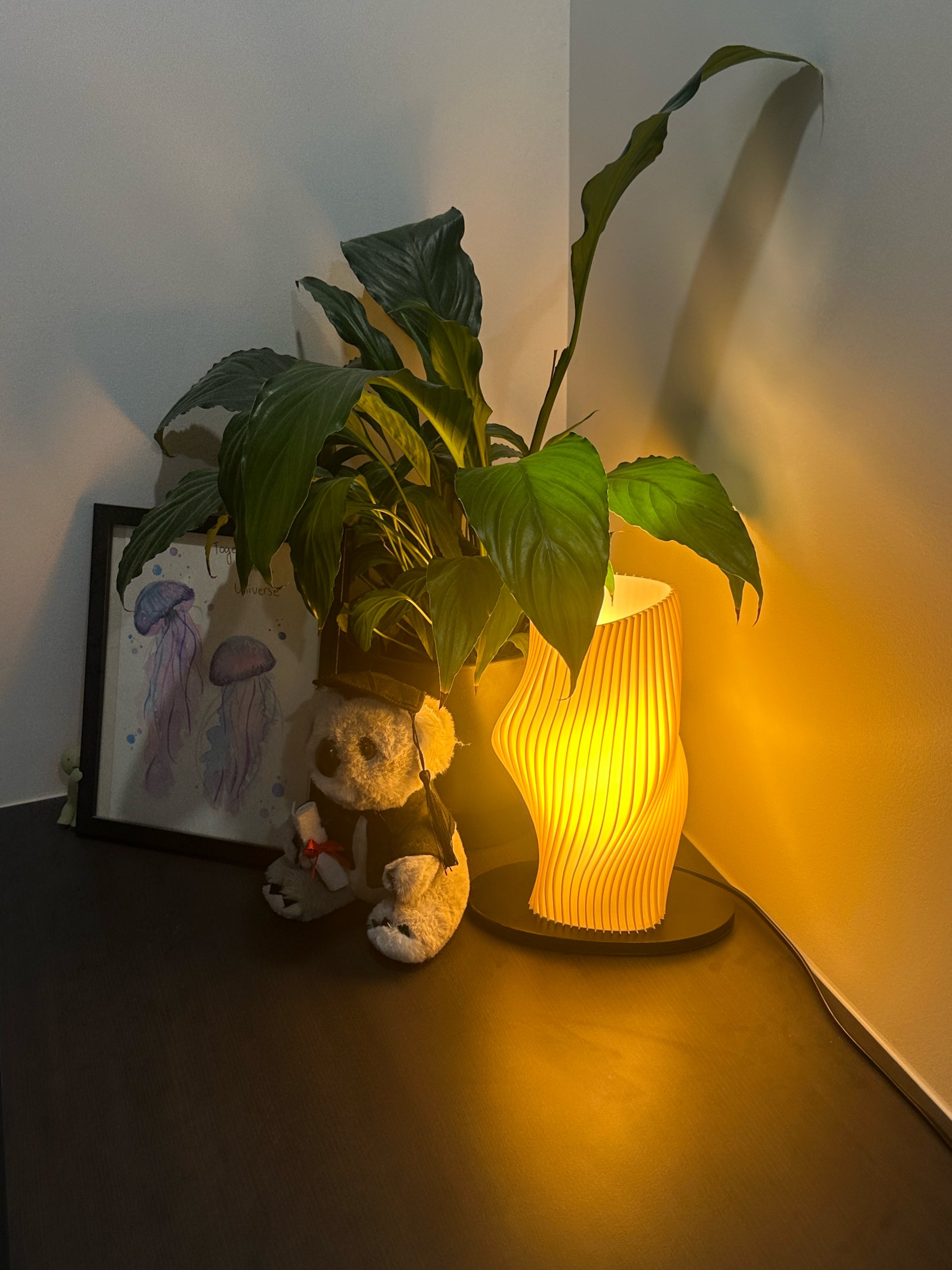 2010ace0-a1bd-11f0-92be-073f893c36f2 چراغ خواب دکوری Three Body Lamp با طراحی موجی آیندهنگر